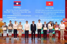 Đại sứ quán Lào tại Việt Nam khen thưởng các lưu học sinh Lào có thành tích học tập xuất sắc. (Ảnh: Lê Thúy Hằng/TTXVN)