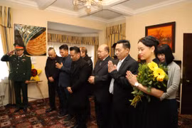 Ban lãnh đạo Hội người Việt Nam tại Vương quốc Anh (VAUK) viếng Tổng Bí thư Nguyễn Phú Trọng. (Ảnh: Phong Hà/TTXVN)