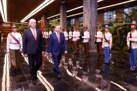 Tổng Bí thư, Chủ tịch nước Tô Lâm và Bí thư thứ nhất Đảng Cộng sản Cuba, Chủ tịch Cuba Miguel Diaz Canel Bermudez duyệt Đội danh dự. (Ảnh: Lâm Khánh/TTXVN)