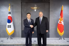 Bộ trưởng Quốc phòng Hàn Quốc Shin Won-sik (trái) và Bộ trưởng Hải quân Mỹ Carlos Del Toro. (Nguồn: Yonhap)