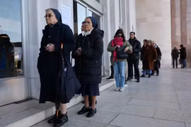 Cử tri Bồ Đào Nha đi bỏ phiếu. (Nguồn: Reuters)