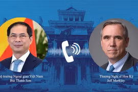 Bộ trưởng Bộ Ngoại giao Bùi Thanh Sơn điện đàm với Thượng Nghị sỹ Jeff Merkley, Chủ tịch Tiểu ban Nội vụ, Môi trường và các cơ quan liên quan thuộc Ủy ban Chuẩn chi Thượng viện Hoa Kỳ. (Ảnh: TTXVN phát)