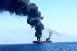 Con tàu bị lực lượng Houthi tấn công ngoài khơi Aden, Yemen. (Ảnh: IRNA/TTXVN)