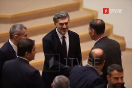 Ông Mikheil Kavelashvili (giữa). (Ảnh: 1tv.ge)