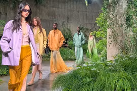 Bộ sưu tập Gucci Cruise 2025: Bức thư tình của nhà mốt Italy gửi đến London