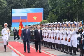 Chủ tịch nước Tô Lâm và Tổng thống Liên bang Nga Vladimir Putin duyệt Đội danh dự Quân đội nhân dân Việt Nam. (Ảnh: Nhan Sáng/TTXVN)