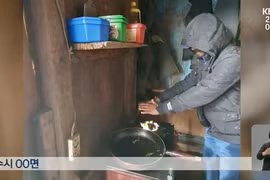 Một người chủ trang trại cá bị phát hiện bắt công nhân của mình sinh sống ở trên sà lan. (Nguồn: KBS)