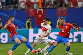 Kenan Yildiz (giữa) của Thổ Nhĩ Kỳ tranh bóng với các cầu thủ Cộng hòa Séc. (Ảnh: THX/TTXVN)