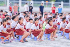 Học sinh trong buổi sinh hoạt dưới cờ. (Ảnh: TTXVN phát)