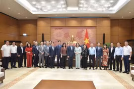 Phó Chủ tịch Quốc hội Nguyễn Thị Thanh với các đại biểu. (Ảnh: Doãn Tấn/TTXVN)