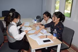 Người lao động tham gia phỏng vấn trong Ngày hội việc làm. (Ảnh: Văn Dũng/TTXVN)