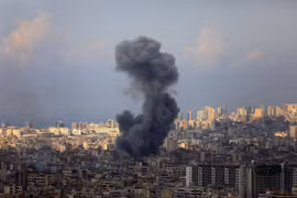 Khói bốc lên sau cuộc không kích của Israel xuống ngoại ô Beirut, Liban ngày 13/11/2024. (Ảnh: THX/TTXVN)
