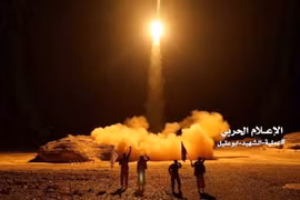Hình ảnh từ video cho thấy phiến quân Houthi phóng một tên lửa đạn đạo từ thủ đô Sanaa (Yemen). (Ảnh: AFP/TTXVN)