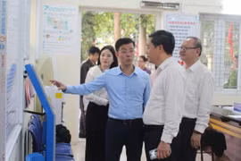 Lãnh đạo Hà Nội kiểm tra việc thực hiện cải cách thủ tục hành chính, chuyển đổi số tại phường Quảng An (Tây Hồ). (Ảnh: Nguyễn Thắng/TTXVN)