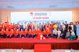 Các đại biểu chụp ảnh chung với Đoàn Thể thao Việt Nam tại lễ xuất quân. (Ảnh: Minh Quyết/TTXVN)