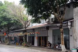 Dãy kiốt xây dựng trên đất công tại xã Nam Hồng (huyện Đông Anh) thuộc diện giải phóng mặt bằng xây dựng công trình phúc lợi. (Ảnh: Minh Nghĩa/TTXVN)