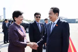 Đại sứ Campuchia Chea Kimtha tiễn Chủ tịch Quốc hội Trần Thanh Mẫn tại Sân bay quốc tế Nội Bài. (Ảnh: Doãn Tấn/TTXVN)