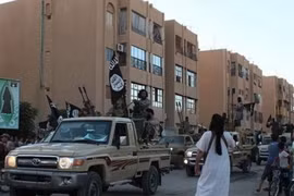 Các tay súng IS trên đường phố tại Raqa (Syria), ngày 30/6/2014. (Ảnh minh họa: AFP/TTXVN)