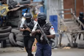 Cảnh sát tuần tra trên đường phố Port-au-Prince, Haiti. (Ảnh: AFP/TTXVN)