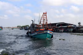 Tàu cá của ngư dân huyện Châu Thành (Kiên Giang) xuất hành ra khơi. (Ảnh: Lê Huy Hải/TTXVN)