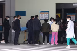 Bệnh nhân xếp hàng tại khoa cấp cứu của một bệnh viện ở Seoul, Hàn Quốc. (Ảnh: Yonhap/TTXVN)