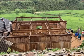 Một ngôi nhà thuộc huyện Văn Bàn bị sập, tốc mái. (Ảnh: TTXVN phát)