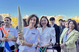 Tổng giám đốc UNESCO, bà Audrey Azoulay và Đại sứ Nguyễn Thị Vân Anh, đại diện thường trực của Việt Nam bên cạnh UNESCO trong buổi lễ đón đuốc Paralympic tại trụ sở UNESCO, sáng 28/8. (Ảnh: Thu Hà/TTXVN)