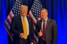 Tổng thống đắc cử Mỹ Donald Trump và ông Mike Waltz. (Ảnh: Dailymaill)