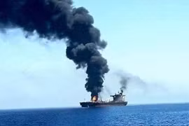 Một con tàu bị tấn công ngoài khơi Hodeidah, Yemen. (Ảnh: IRNA/TTXVN)