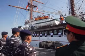 Hải quân Indonesia tiễn đoàn công tác tàu buồm-286 Lê Quý Đôn rời bến. (Ảnh: Đào Trang/TTXVN)