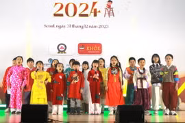 Một tiết mục văn nghệ của dàn đồng ca thiếu nhi trong các gia đình đa văn hóa. (Ảnh: Đức Thắng/TTXVN)