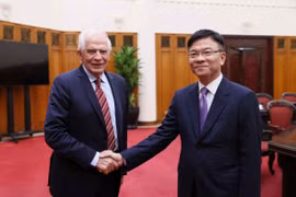 Phó Thủ tướng Lê Thành Long đón Phó Chủ tịch Ủy ban Châu Âu (EC), Đại diện cấp cao Liên minh Châu Âu (EU) về Chính sách đối ngoại và An ninh Josep Borrell Fontelles. (Ảnh: An Đăng/TTXVN)