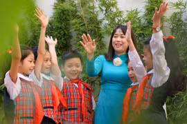 Cô trò Trường Tiểu học Thăng Long (quận Hoàn Kiếm, Hà Nội). (Ảnh: Thanh Tùng/TTXVN)