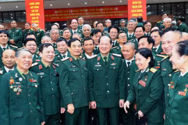 Đại tướng, Bộ trưởng Quốc phòng Phan Văn Giang, Thượng tướng Bế Xuân Trường, Chủ tịch Hội Cựu chiến binh Việt Nam và các đại biểu tại buổi gặp mặt. (Ảnh: Trọng Đức/TTXVN)