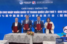 Lễ ký kết tham gia Hội chợ CIIE 2024 giữa Cục Xúc tiến thương mại và Cục Hội chợ nhập khẩu quốc tế Trung Quốc. (Ảnh: Bộ Công Thương)