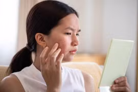 Nóng trong người có thể gây ra tình trạng mụn nhọt hoặc mề đay gây ngứa ngáy khó chịu. (Ảnh: Getty images)