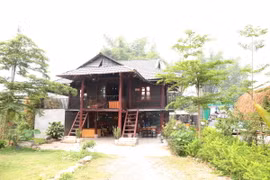 Gia đình chị Cà Thị Dương ở bản Pa Pe, phường Nam Thanh, thành phố Điện Biên Phủ sửa căn nhà sàn của mình thành mô hình Homestay. (Ảnh: Phan Quân/TTXVN)