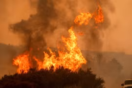 Khói lửa bốc lên từ các đám cháy rừng ở California. (Ảnh: AFP/TTXVN)