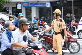 Cảnh sát giao thông làm nhiệm vụ tại phố Hàng Bài-Tràng Tiền. (Ảnh: Doãn Tấn/TTXVN)