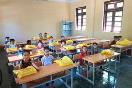 Các em học sinh trong những phòng học mới khang trang. (Ảnh: Khiếu Tư/TTXVN)