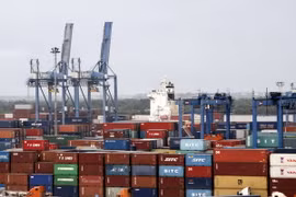 Các container phế liệu nằm rãi rác trong cảng Cát Lái. (Ảnh: Hoàng Hải/TTXVN)