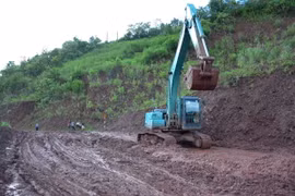 Đơn vị quản lý tuyến Quốc lộ 4H dọn sạch bùn nhão trên nền đường, đảm bảo tốt nhất cho các phương tiện giao thông qua lại. (Ảnh: Văn Dũng/TTXVN)
