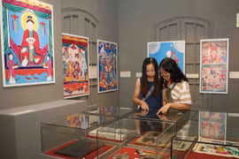 Khách tham quan Triển lãm. (Ảnh: Thanh Tùng/TTXVN)