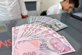 Đồng lira của Thổ Nhĩ Kỳ và đồng đôla Mỹ tại một cửa hàng đổi tiền ở Ankara. Ảnh: (Nguồn: THX/TTXVN)