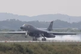 Máy bay ném bom chiến lược siêu thanh B-1B Lancer hạ cánh tại Căn cứ không quân Osan ở Pyeongtaek, phía nam Seoul ngày 21/9. (Nguồn: Yonhap/TTXVN)