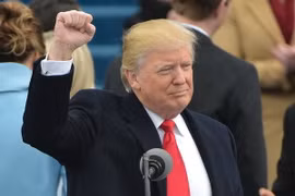 Tổng thống đắc cử Donald Trump đọc lời tuyên thệ tại Washington, DC, ngày 20/1. (Nguồn: AFP/TTXVN)