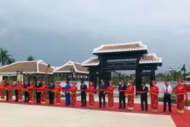 Các đại biểu cắt băng khánh thành Khu lưu niệm. (Ảnh: Nguyễn Sơn /TTXVN)