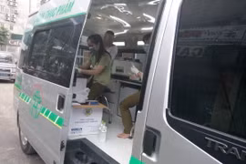 Cán bộ Chi cục Thú y Hà Nội kiểm tra chất cấm trong sản phẩm động vật tại các chợ bằng xe Chuyên dụng. (Ảnh: Đỗ Phương Anh/TTXVN)