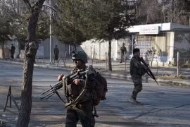 Lực lượng an ninh Afghanistan điều tra tại hiện trường một vụ đánh bom tại bệnh viện quân đội ở Kabul. (Ảnh minh họa: AFP/TTXVN)