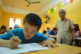 Lúc lại trò chuyện với một em bị khiếm thính bẩm sinh. (Ảnh: Minh Sơn/Vietnam+)